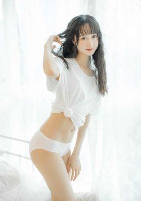 欧美黑色棒球服街拍_4K在线播放观看